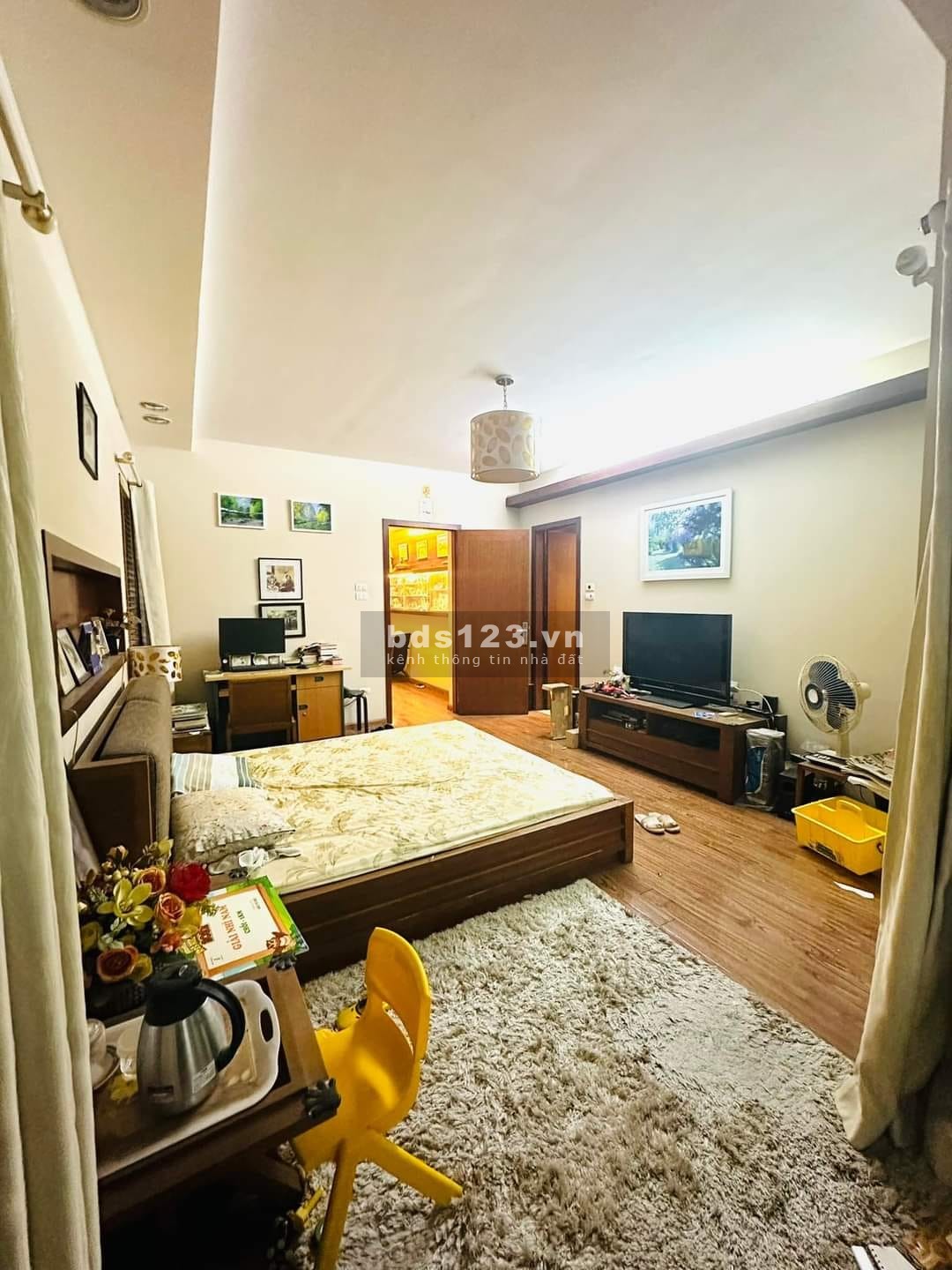 27.9 tỷ - 151m2, đường Giải Phóng, ô tô đỗ cửa, biệt thự sân vườn siêu đẹp