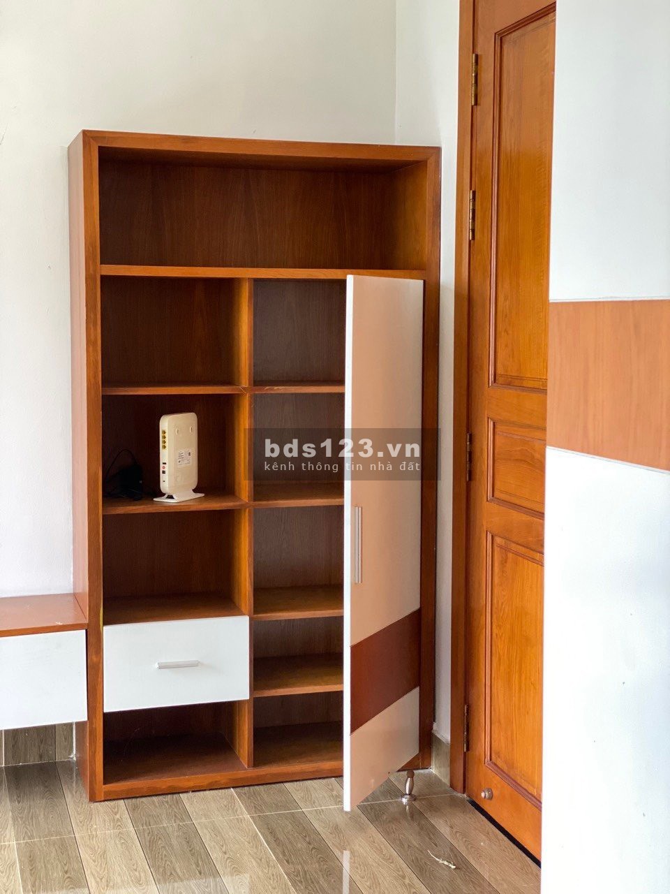 Share phòng ban công trong nhà nguyên căn, giá 4tr5/tháng, cho nữ thuê, ngay vòng xoay Phú Hữu