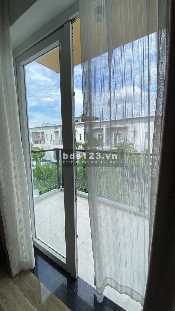 Share phòng ban công trong nhà nguyên căn, giá 4tr5/tháng, cho nữ thuê, ngay vòng xoay Phú Hữu