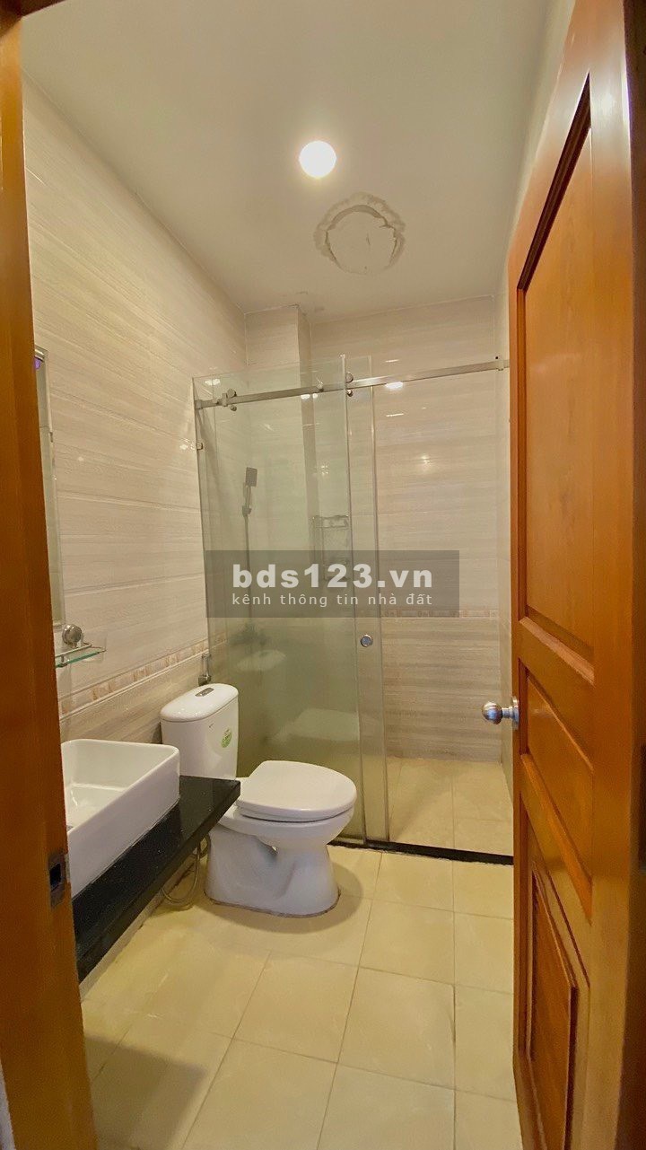 Share phòng ban công trong nhà nguyên căn, giá 4tr5/tháng, cho nữ thuê, ngay vòng xoay Phú Hữu