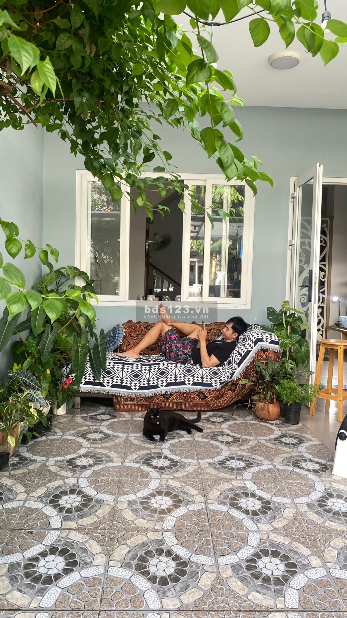 Share phòng ban công trong nhà nguyên căn, giá 4tr5/tháng, cho nữ thuê, ngay vòng xoay Phú Hữu