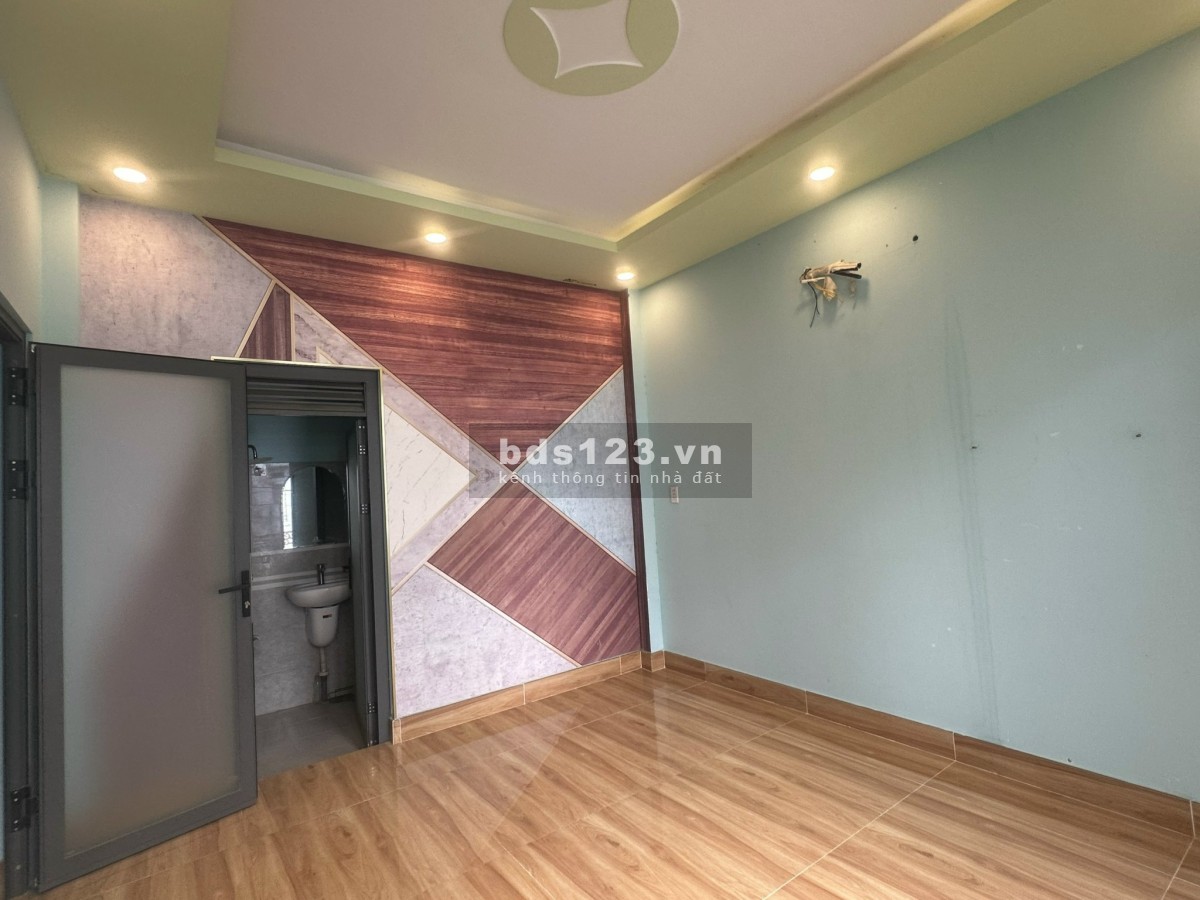 Nhà 1 trệt, 2 lầu, 4pn 4wc, mới đẹp, hẻm xe tải. Hướng Đông mát mẻ