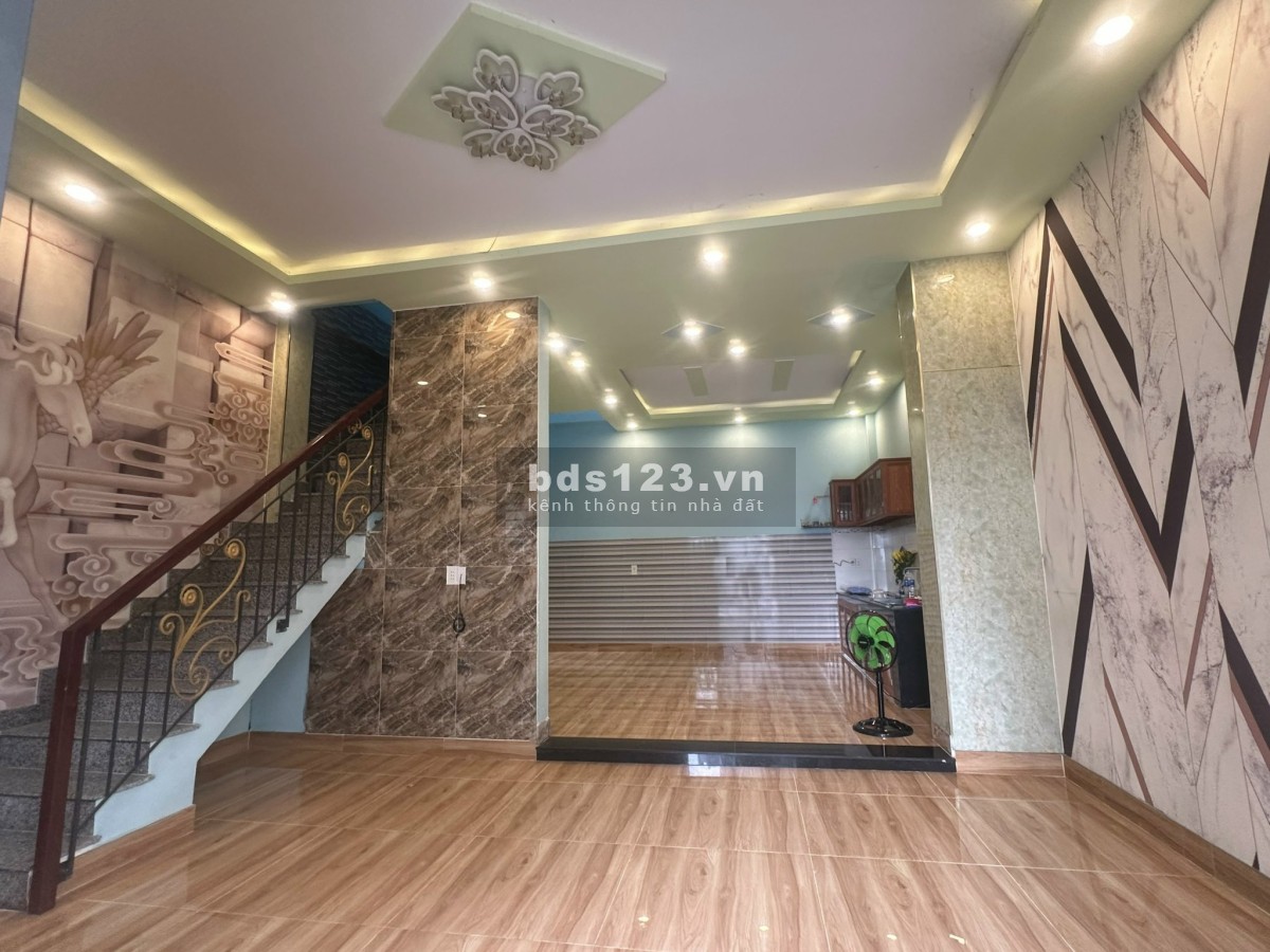 Nhà 1 trệt, 2 lầu, 4pn 4wc, mới đẹp, hẻm xe tải. Hướng Đông mát mẻ