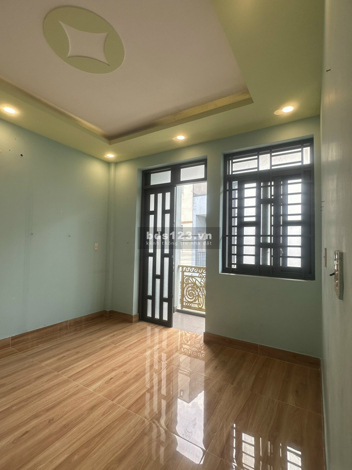 Nhà 1 trệt, 2 lầu, 4pn 4wc, mới đẹp, hẻm xe tải. Hướng Đông mát mẻ