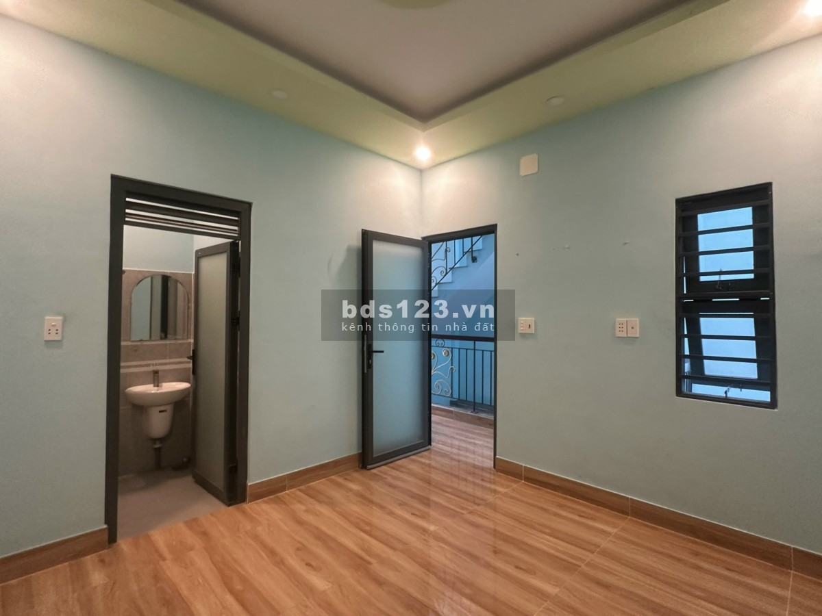 Nhà 1 trệt, 2 lầu, 4pn 4wc, mới đẹp, hẻm xe tải. Hướng Đông mát mẻ