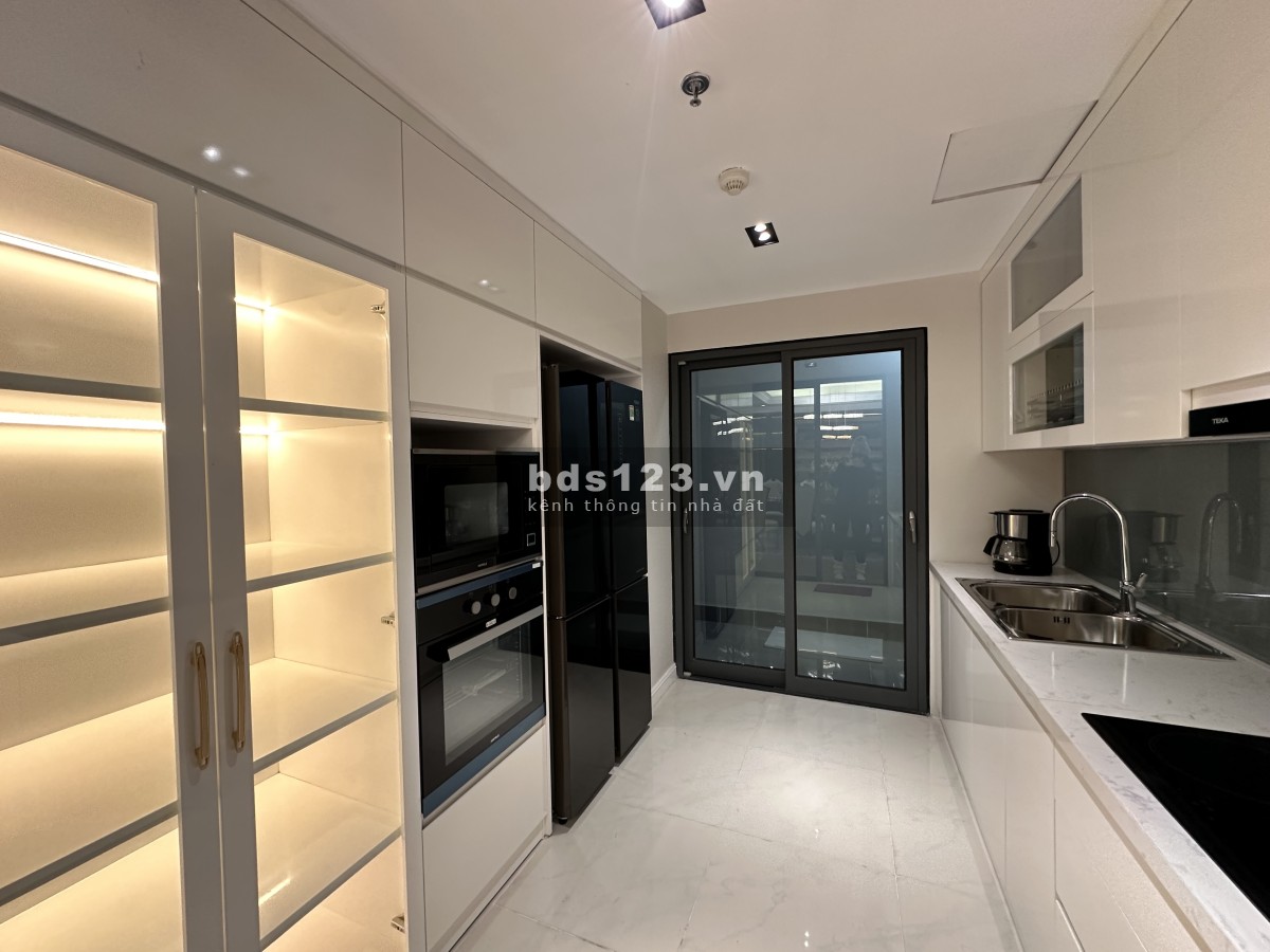 (Gấp) Bán căn hộ 192m2, thiết kế 3 phòng ngủ + 1 phòng đa năng. Ban công Tây Bắc. View city đẹp