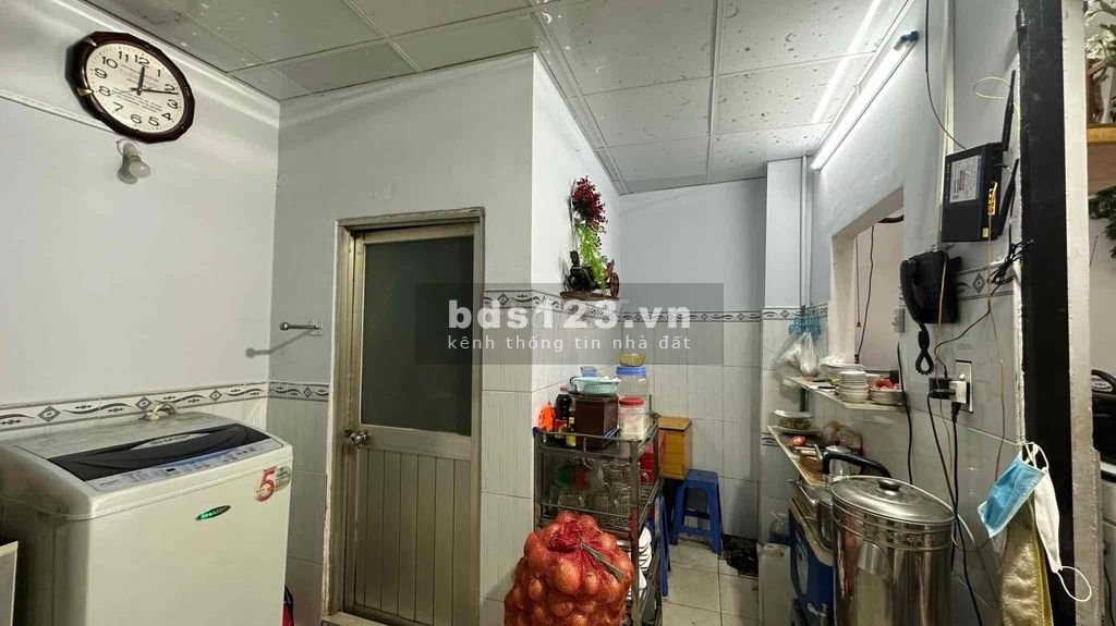 Nhà mặt tiền Phạm Văn Đồng ở + Buôn bán kinh doanh. có 1 phòng ngủ, 2 vệ sinh