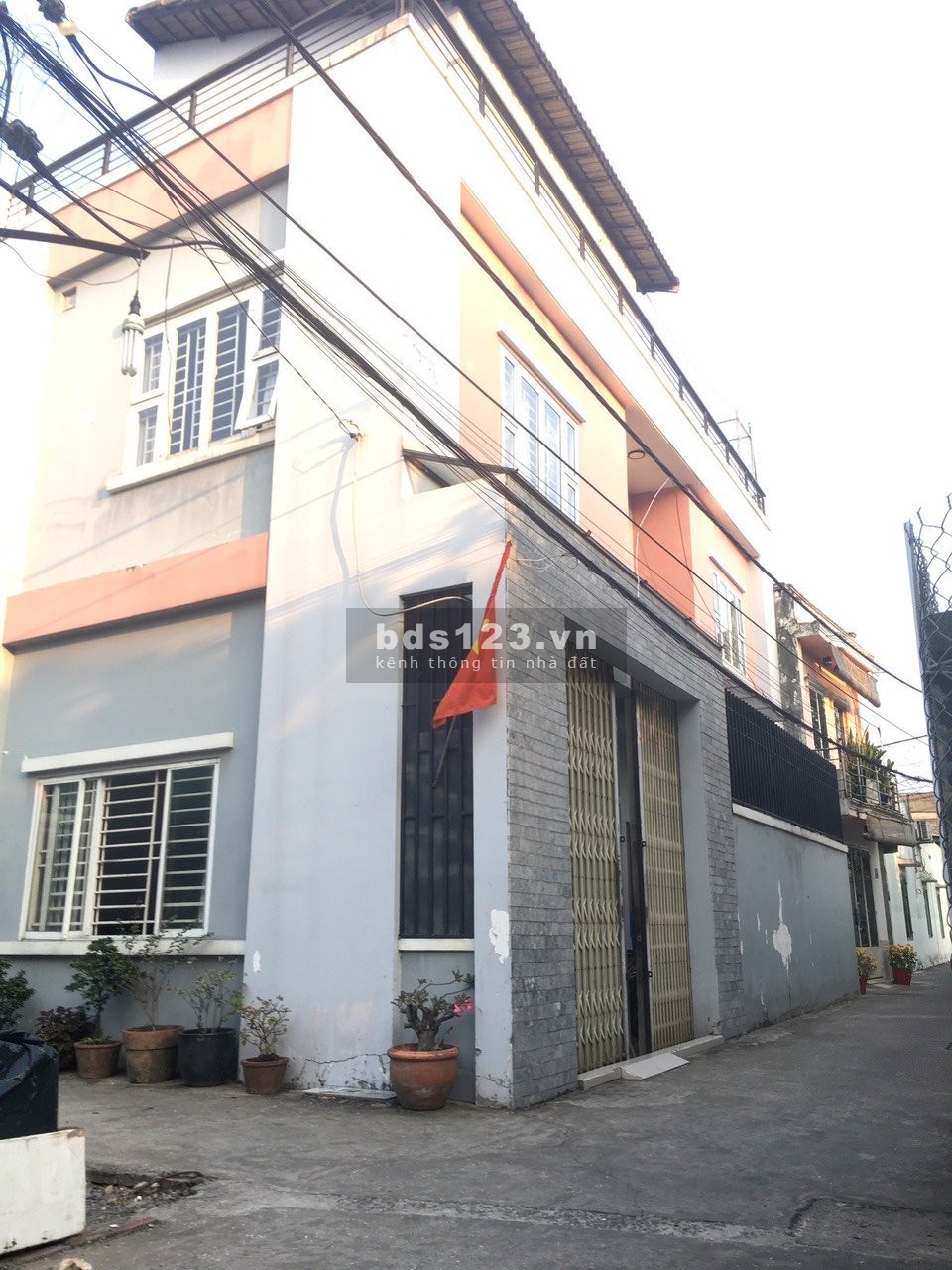 Nhà 192m2, 2pn 3wc, full nội thất. Hẻm xe hơi vào tận nhà.