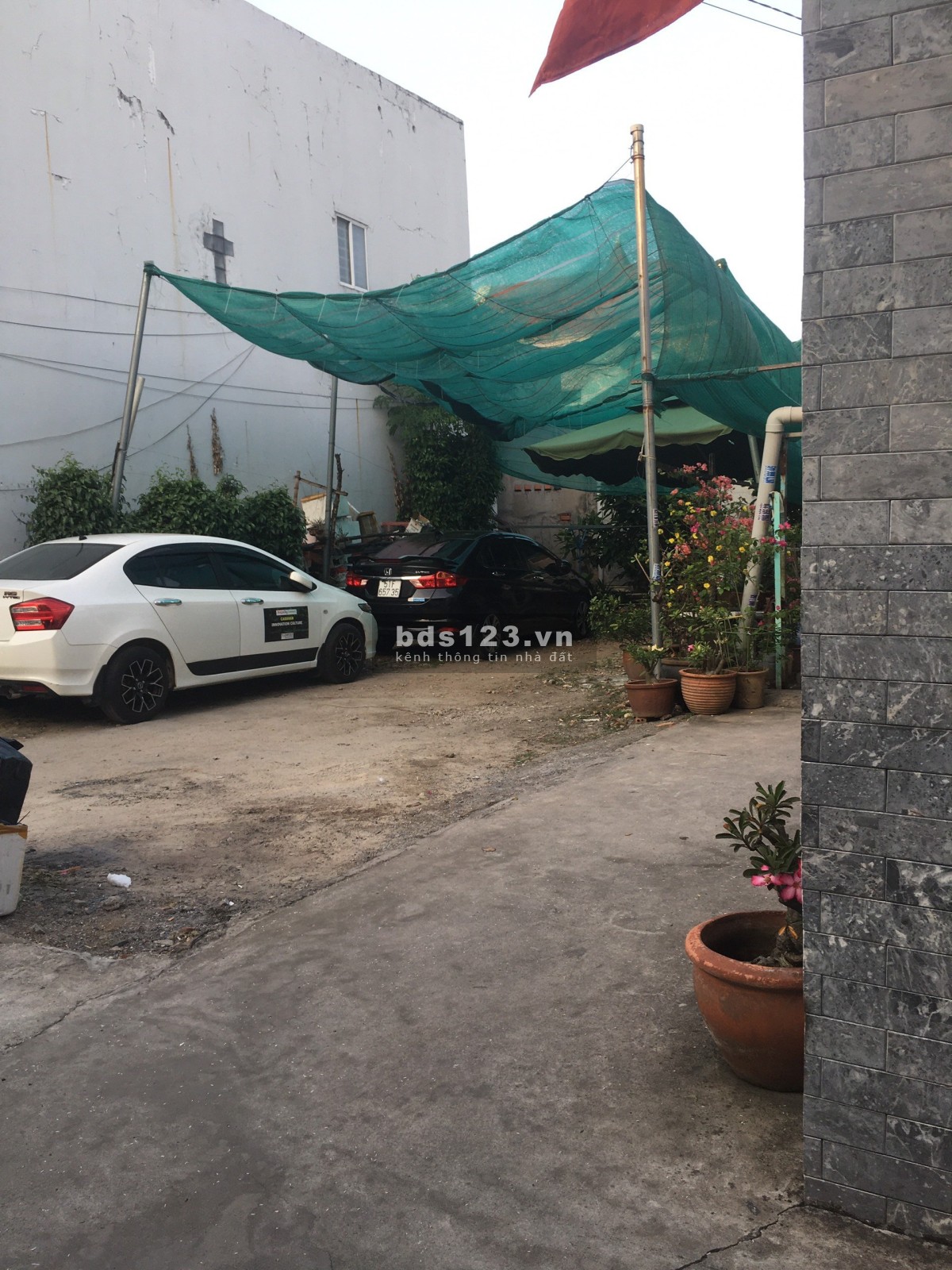 Nhà 192m2, 2pn 3wc, full nội thất. Hẻm xe hơi vào tận nhà.