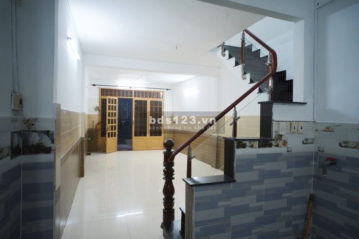 Cho thuê nhà nguyên căn 16 triệu 54m2 hẻm xe hơi 766 CMT8 Tân Bình