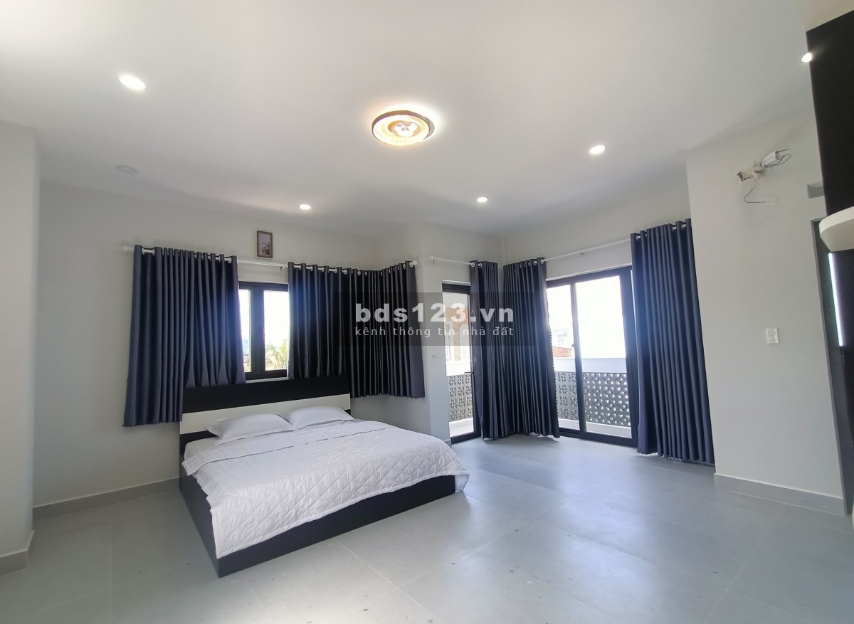 Biệt thự sân vườn góc 2MT - Cách chợ Hóc Môn 700m, DT 300m2 ( 15m x 22m) - Full nội thất