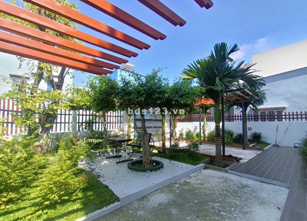 Biệt thự sân vườn góc 2MT - Cách chợ Hóc Môn 700m, DT 300m2 ( 15m x 22m) - Full nội thất