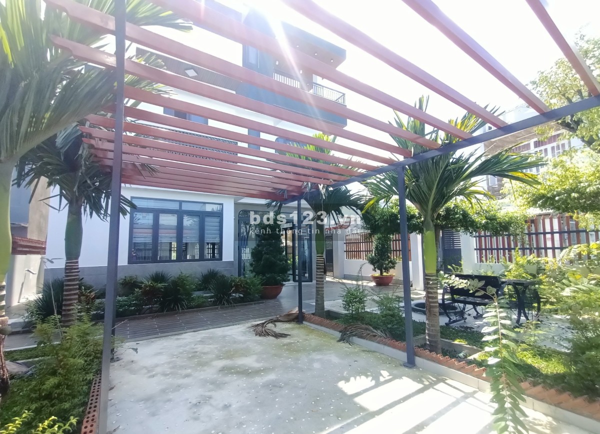 Biệt thự sân vườn góc 2MT - Cách chợ Hóc Môn 700m, DT 300m2 ( 15m x 22m) - Full nội thất