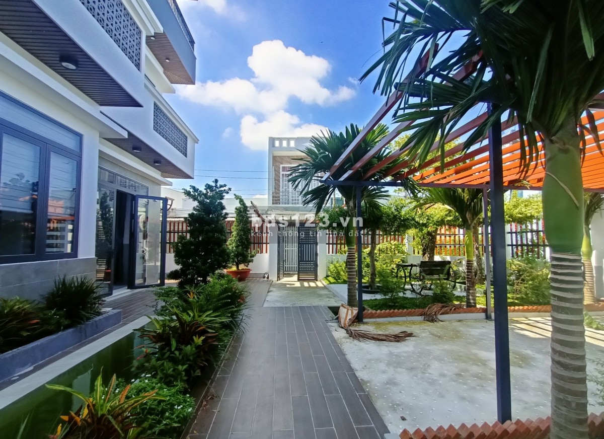 Biệt thự sân vườn góc 2MT - Cách chợ Hóc Môn 700m, DT 300m2 ( 15m x 22m) - Full nội thất