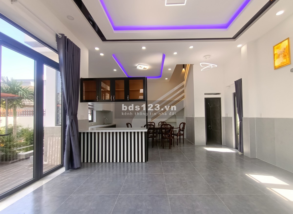Biệt thự sân vườn góc 2MT - Cách chợ Hóc Môn 700m, DT 300m2 ( 15m x 22m) - Full nội thất