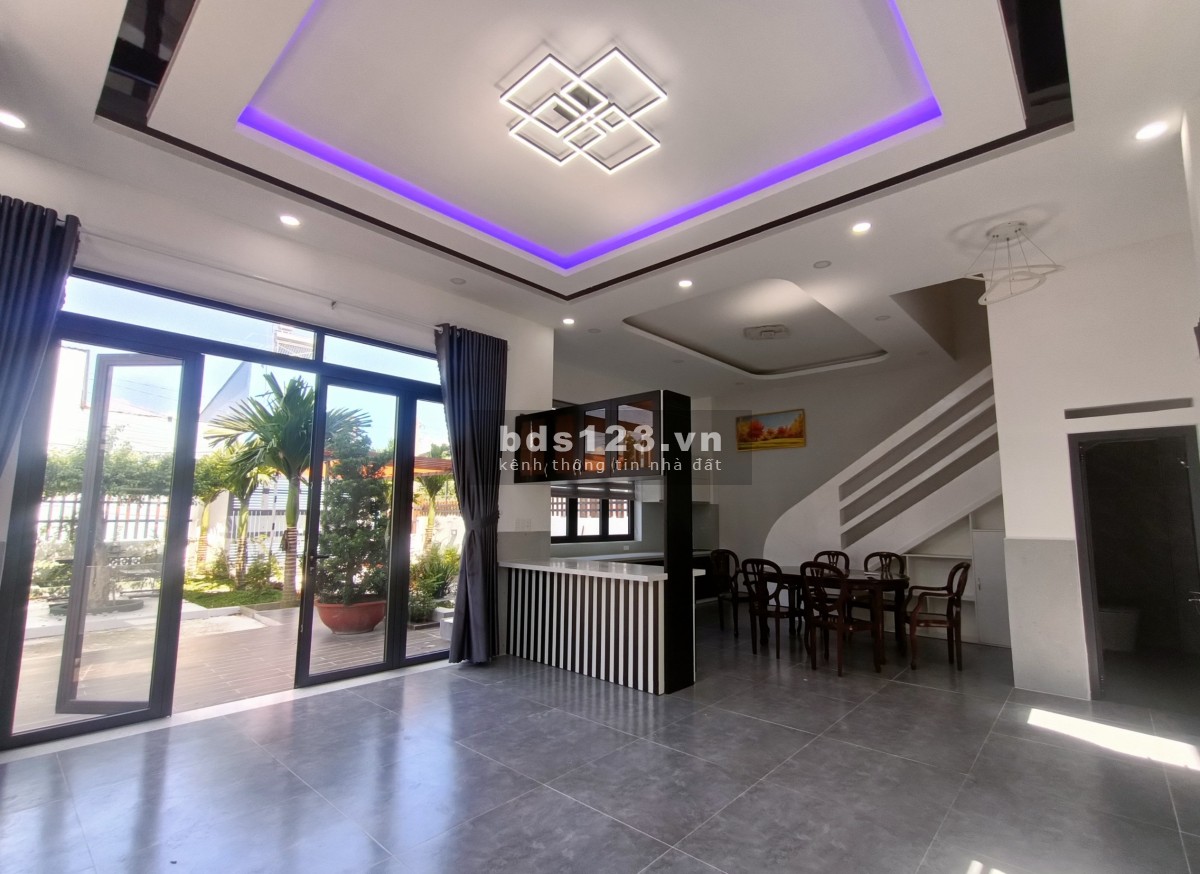 Biệt thự sân vườn góc 2MT - Cách chợ Hóc Môn 700m, DT 300m2 ( 15m x 22m) - Full nội thất