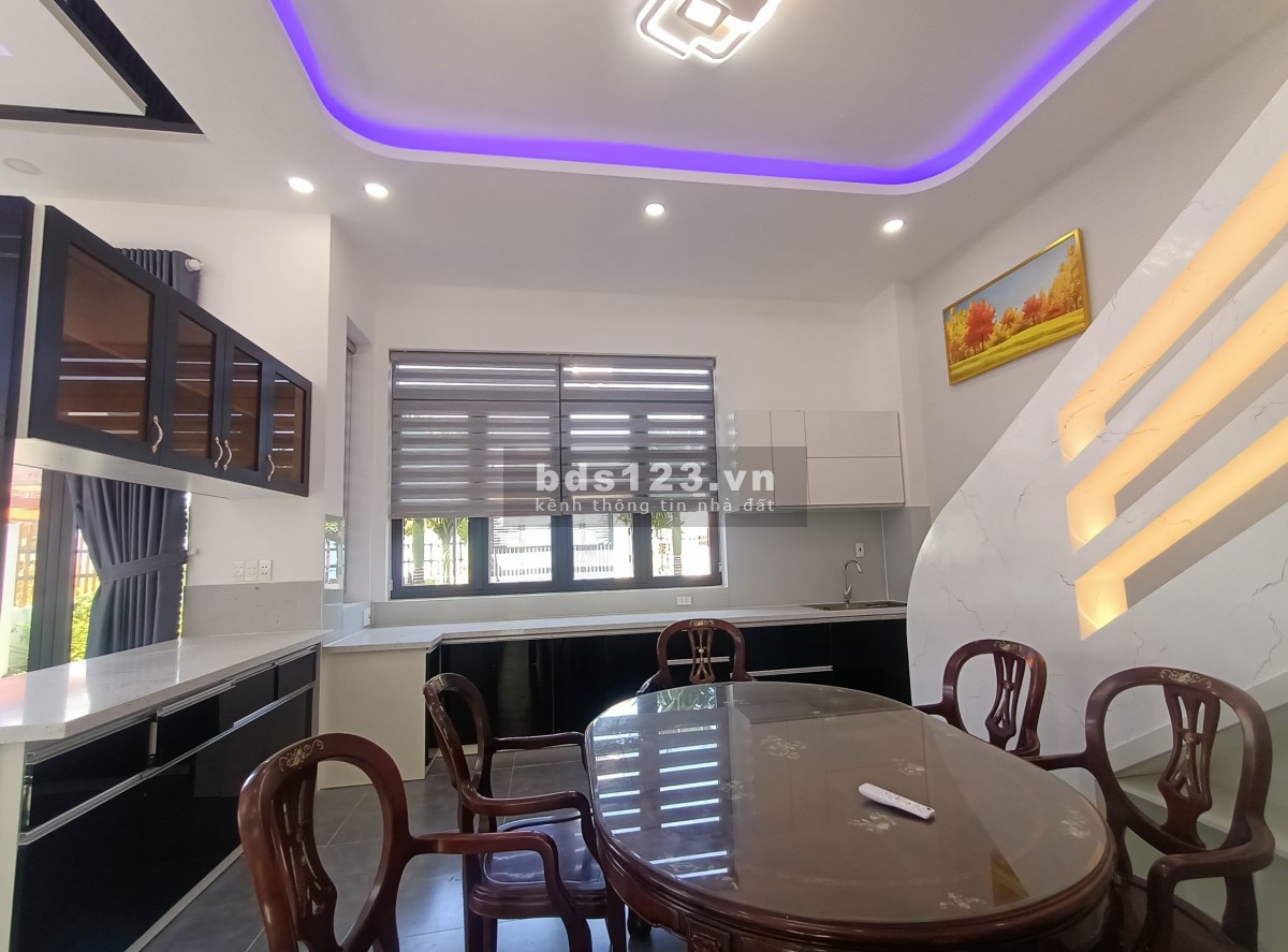 Biệt thự sân vườn góc 2MT - Cách chợ Hóc Môn 700m, DT 300m2 ( 15m x 22m) - Full nội thất