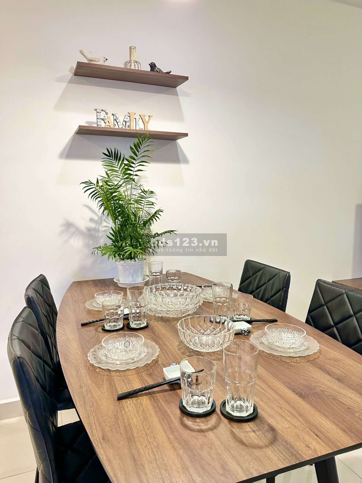 Tin thật 100% cần bán gấp căn hộ 3PN - 96m2, view đẹp(view sông) tầng trung, 5.3 tỷ. LH 0903 681 920