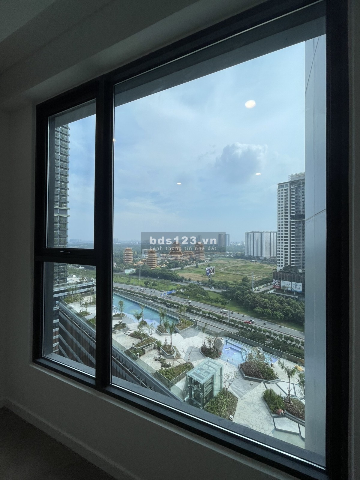 Bán căn hộ 2PN, tòa tháp West, diện tích 73m2, view thành phố, NTCB tại Lumiere Riverside