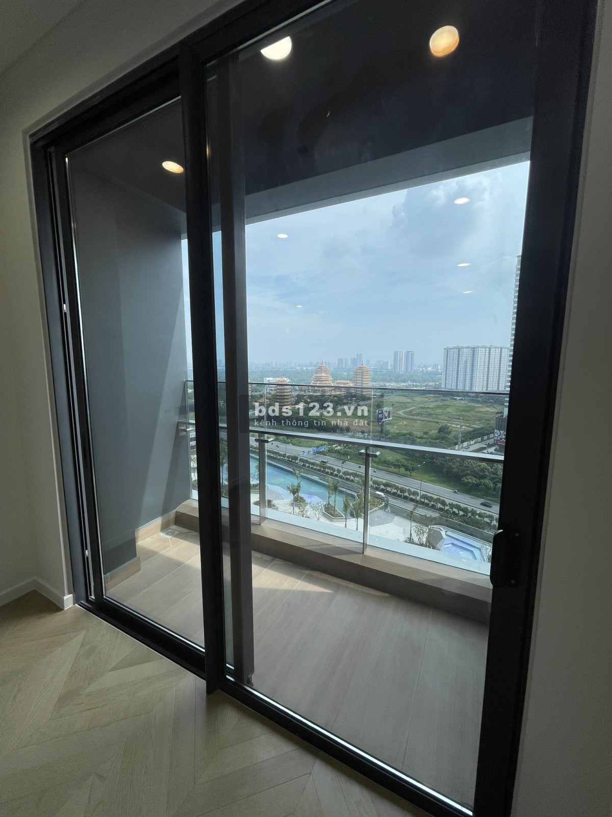 Bán căn hộ 2PN, tòa tháp West, diện tích 73m2, view thành phố, NTCB tại Lumiere Riverside