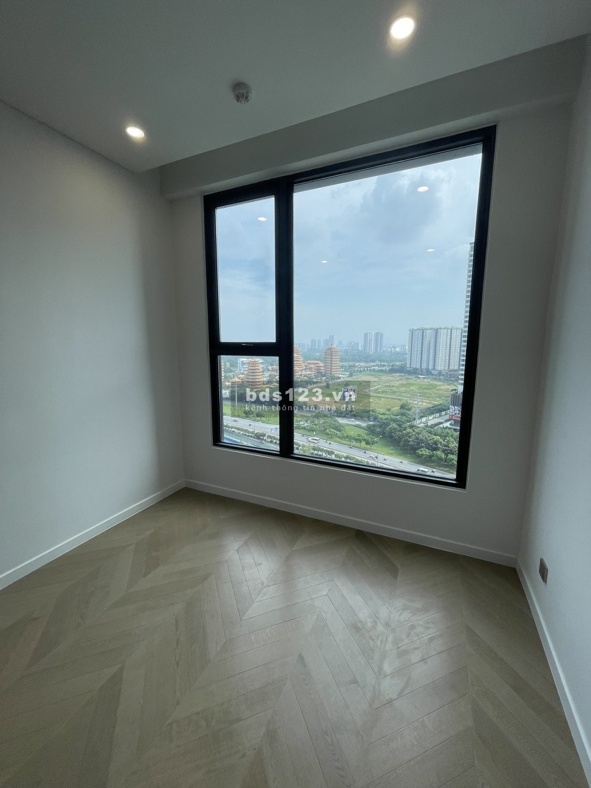 Bán căn hộ 2PN, tòa tháp West, diện tích 73m2, view thành phố, NTCB tại Lumiere Riverside