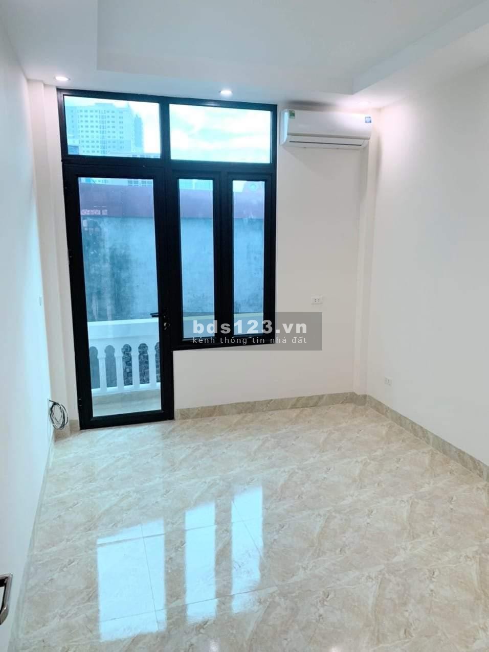 Trung tâm quận Hoàng Mai - Kinh doanh bất chấp - Ô tô tránh - Vỉa hè rộng - Thang máy