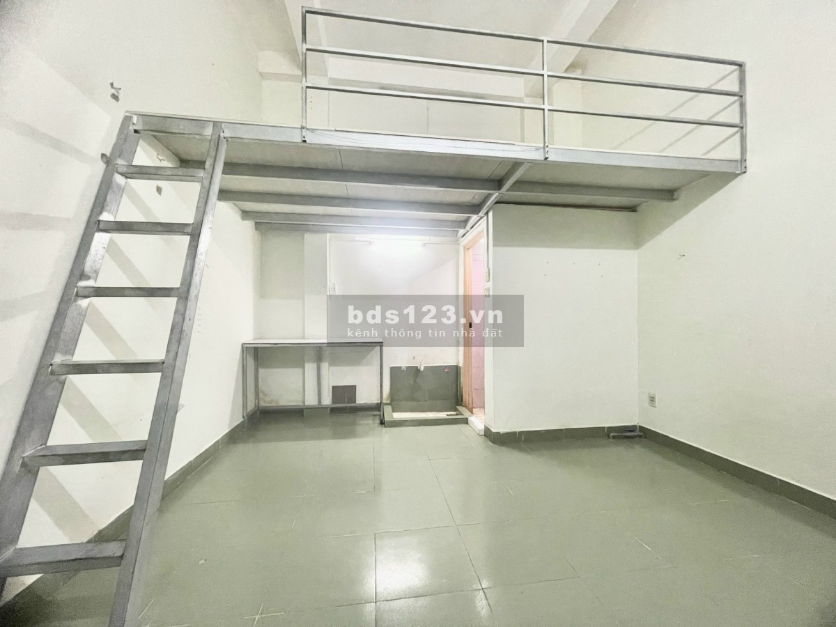 Phòng trọ rộng và đẹp 30m2 ngay Aeon Tân Phú: Có gác lửng, kệ bếp, giờ giấc tự do.
