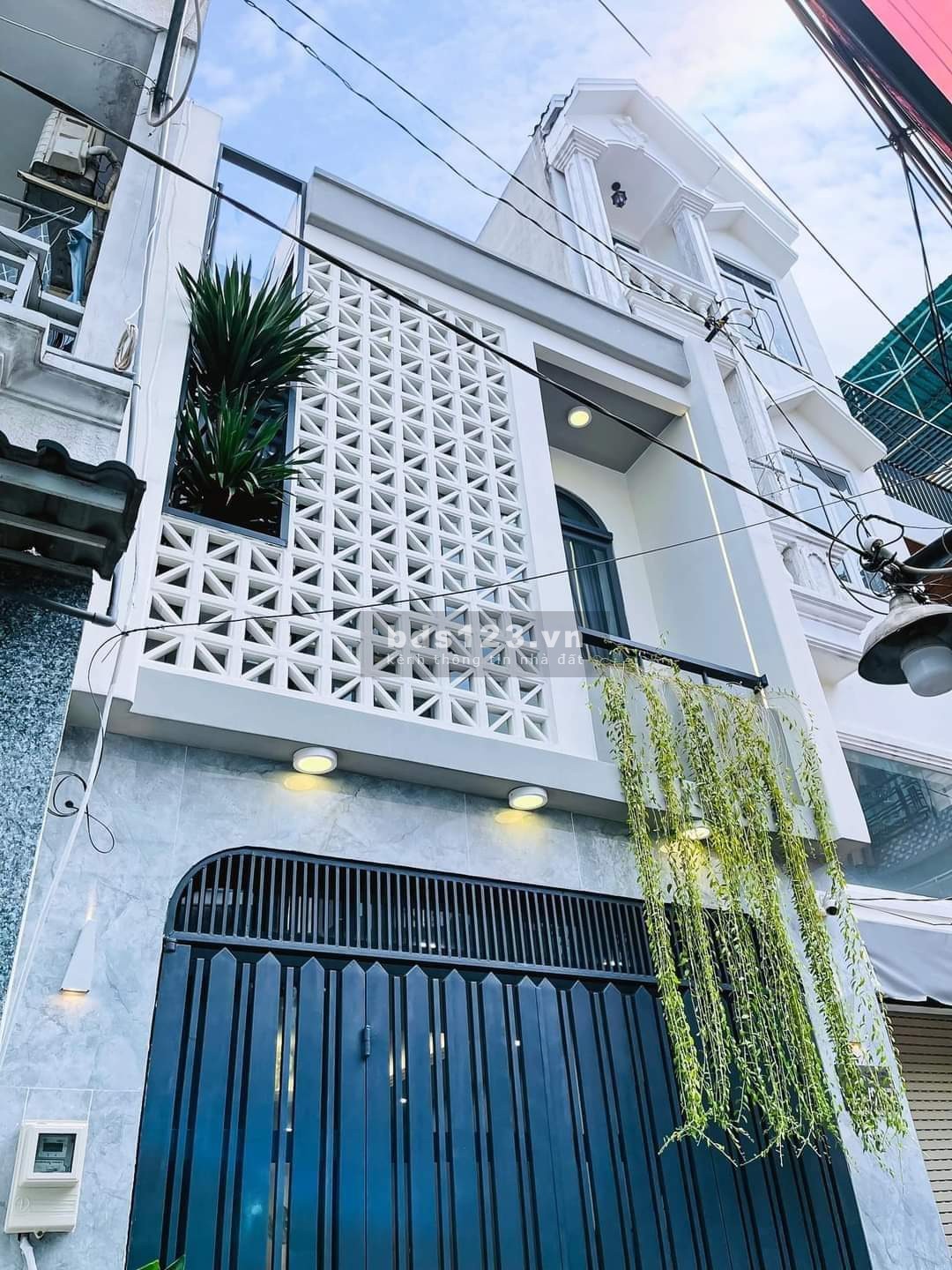 Nhà nhỏ Cao Thắng thích hợp cho GD trẻ. Dt 31m2 xây 1 trệt 1 lầu, hẻm oto giá chỉ 2 tỷ 200 trọn sổ