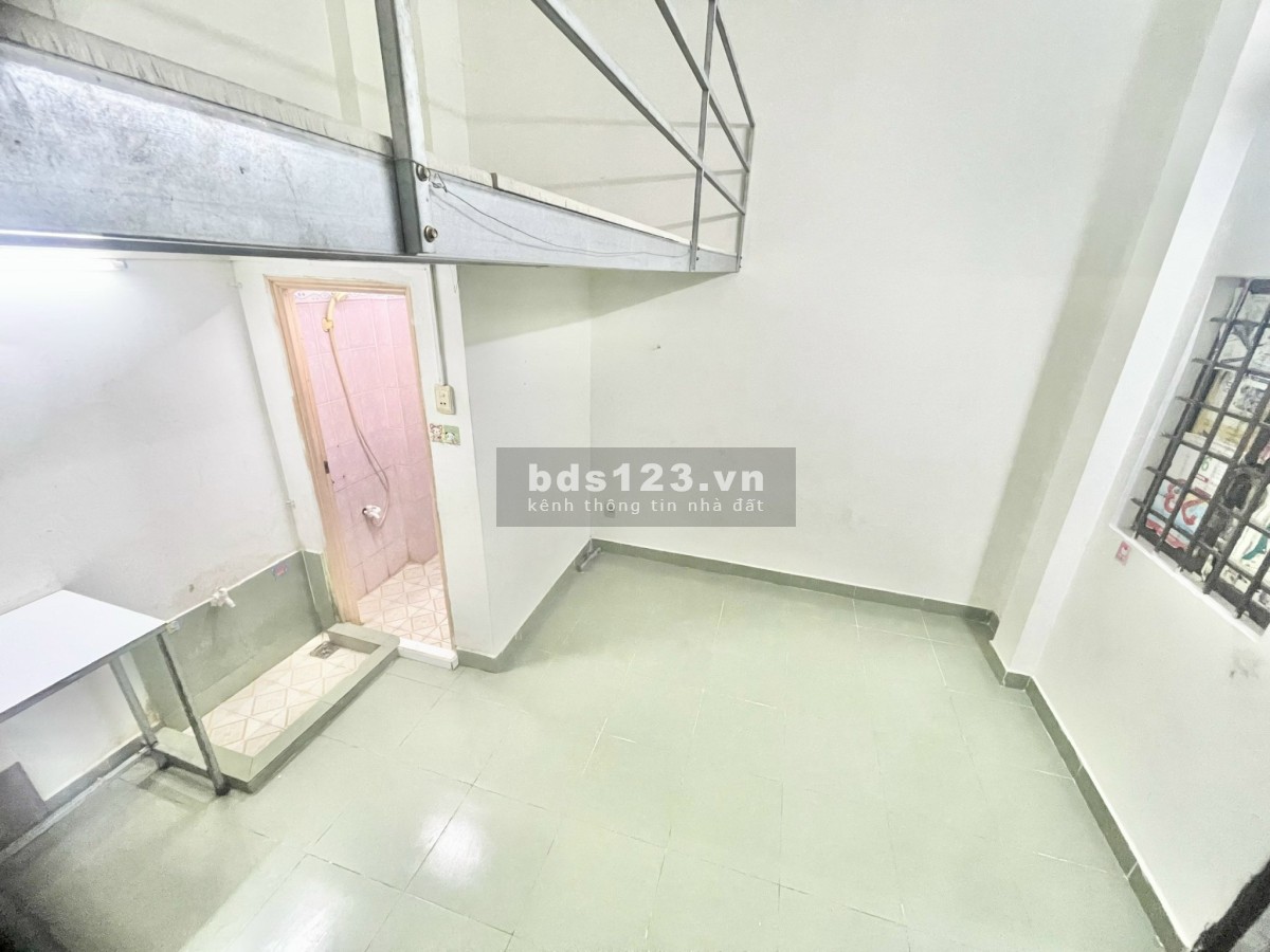 Phòng trọ rộng và đẹp 30m2 ngay Aeon Tân Phú: Có gác lửng, kệ bếp, giờ giấc tự do.