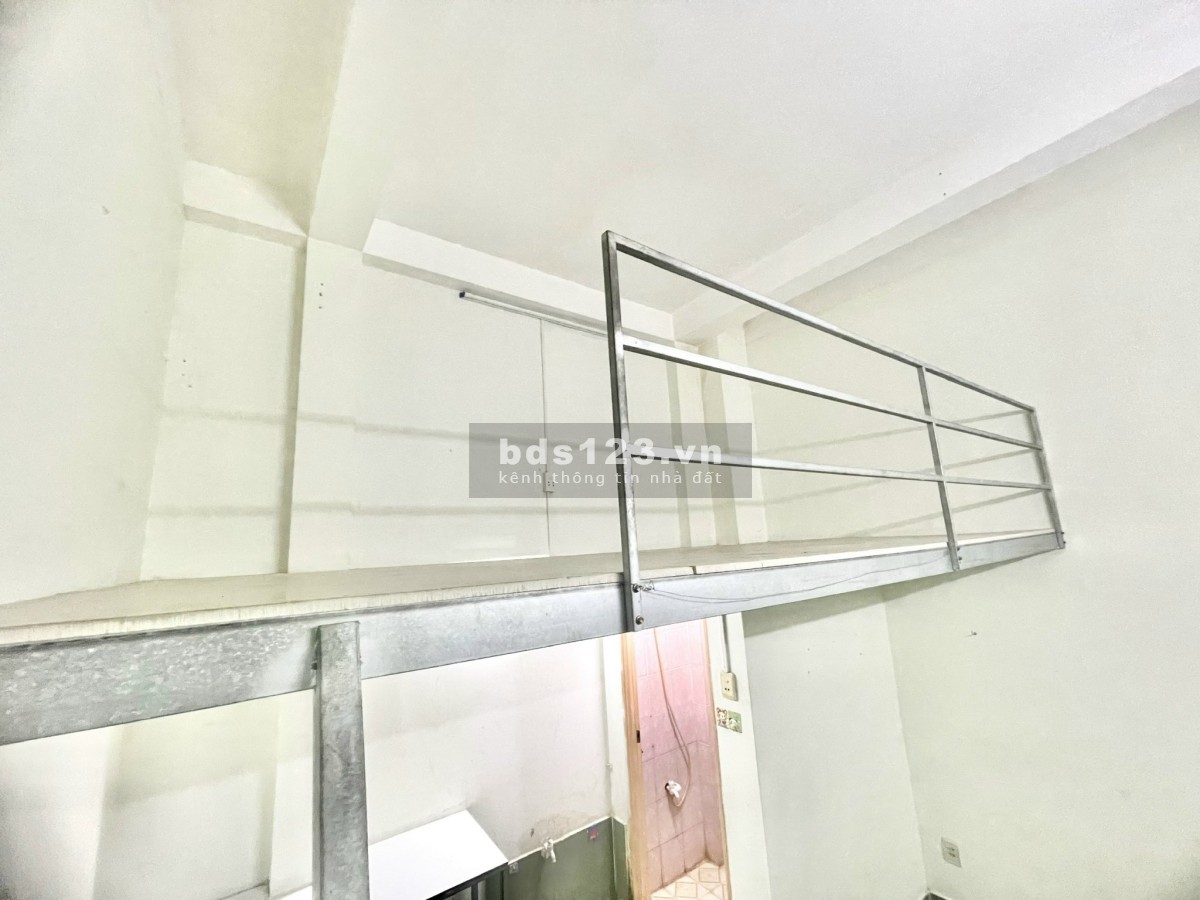 Phòng trọ rộng và đẹp 30m2 ngay Aeon Tân Phú: Có gác lửng, kệ bếp, giờ giấc tự do.
