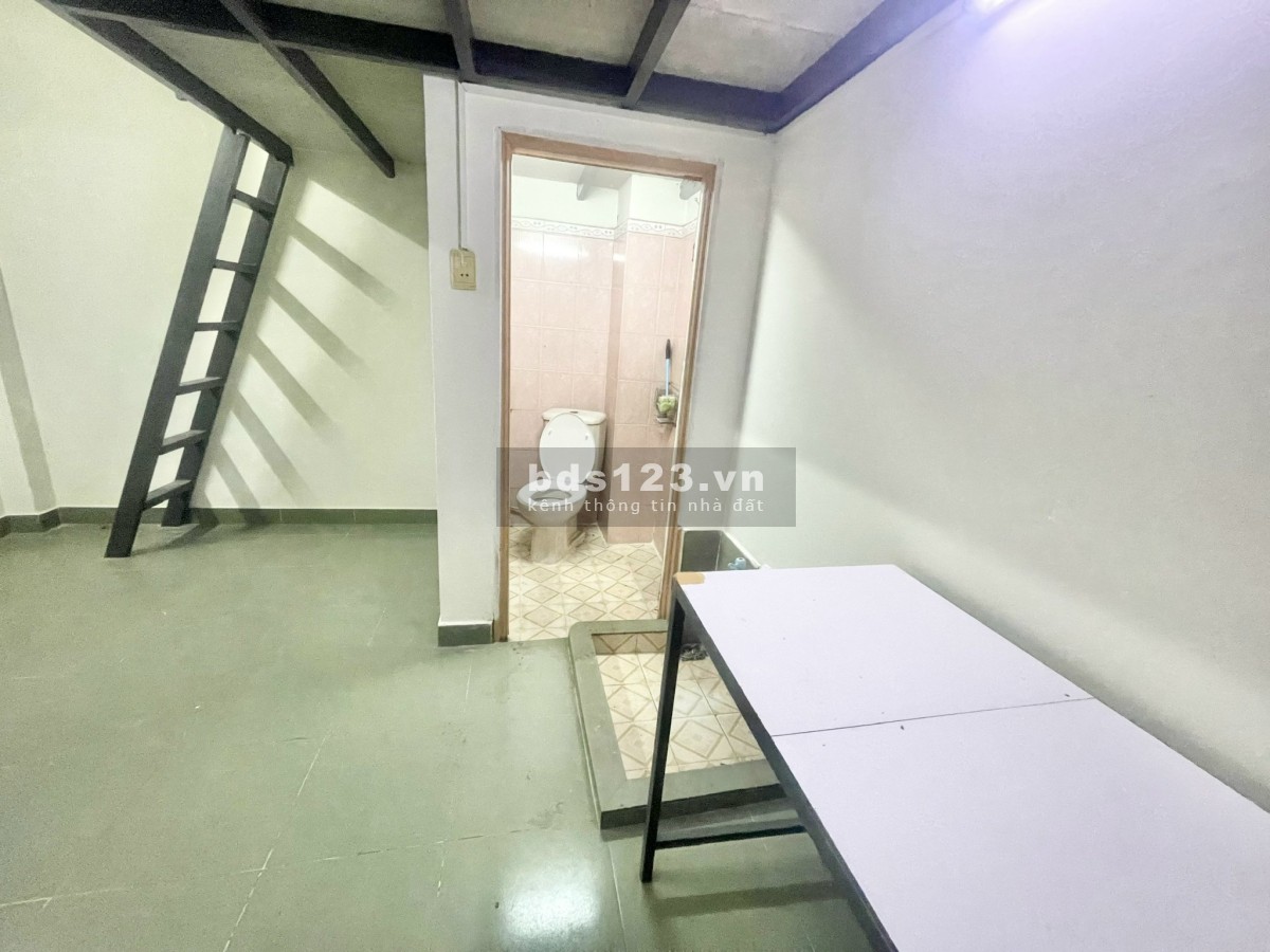 Phòng trọ rộng và đẹp 30m2 ngay Aeon Tân Phú: Có gác lửng, kệ bếp, giờ giấc tự do.