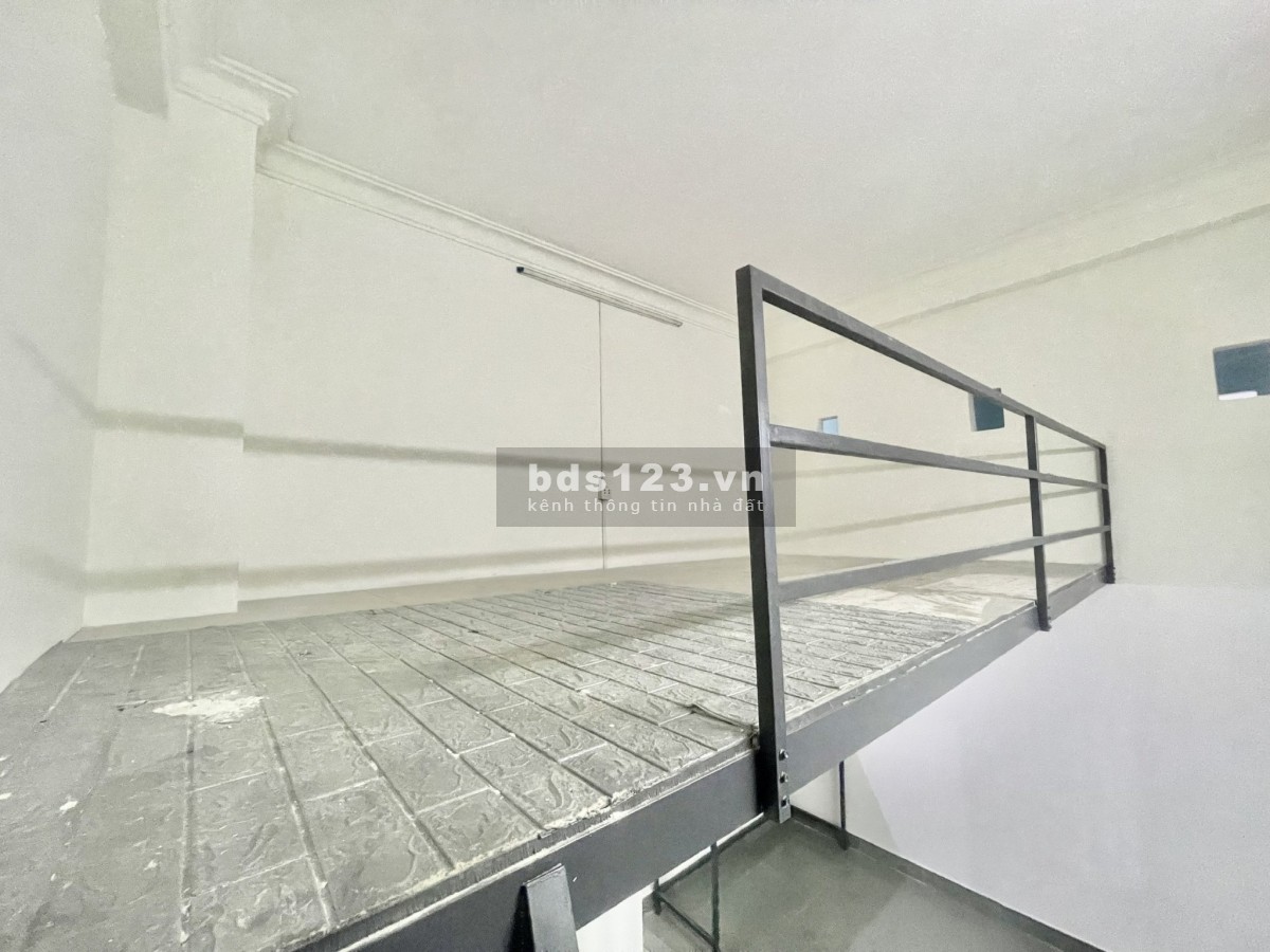 Phòng trọ rộng và đẹp 30m2 ngay Aeon Tân Phú: Có gác lửng, kệ bếp, giờ giấc tự do.