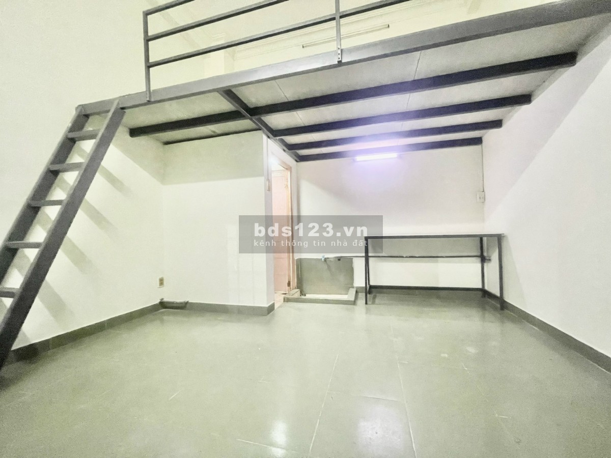 Phòng trọ rộng và đẹp 30m2 ngay Aeon Tân Phú: Có gác lửng, kệ bếp, giờ giấc tự do.