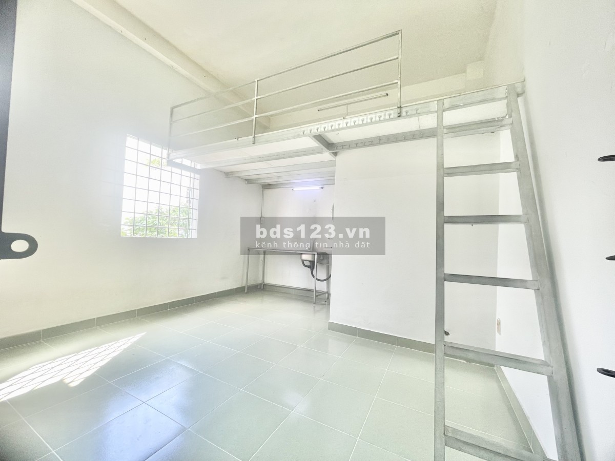 Phòng trọ rộng và đẹp 30m2 ngay Aeon Tân Phú: Có gác lửng, kệ bếp, giờ giấc tự do.