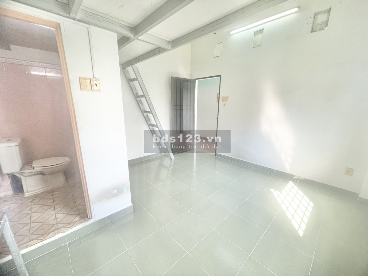 Phòng trọ rộng và đẹp 30m2 ngay Aeon Tân Phú: Có gác lửng, kệ bếp, giờ giấc tự do.