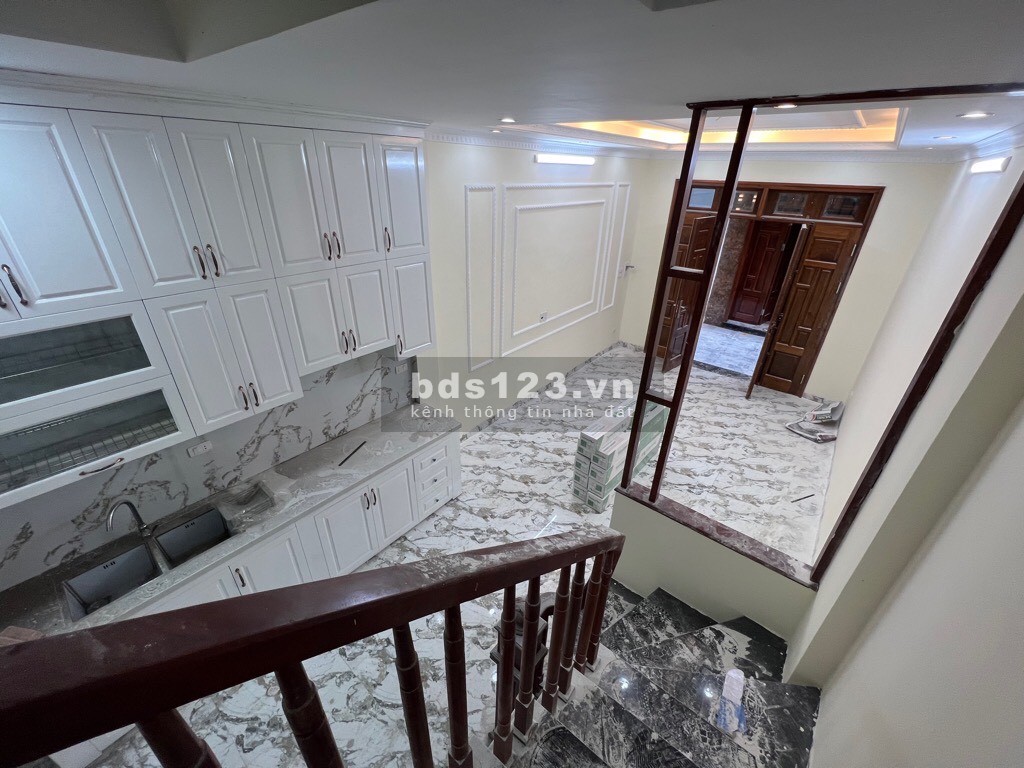 Hạ sốc bán gấp - Nhà phân lô hoàn thiện 5 tầng, mới tinh coong coong - Ngay gần Aeon Long Biên
