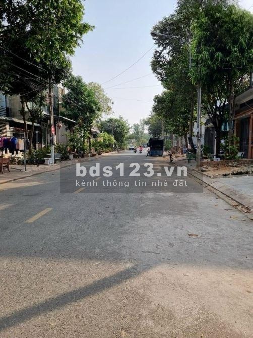 Bán nhà trọ Bình Dương, MT đường Huỳnh Thị Tươi, DT 122m2, vỉa hè cây xanh, giá chỉ 3.15 tỷ