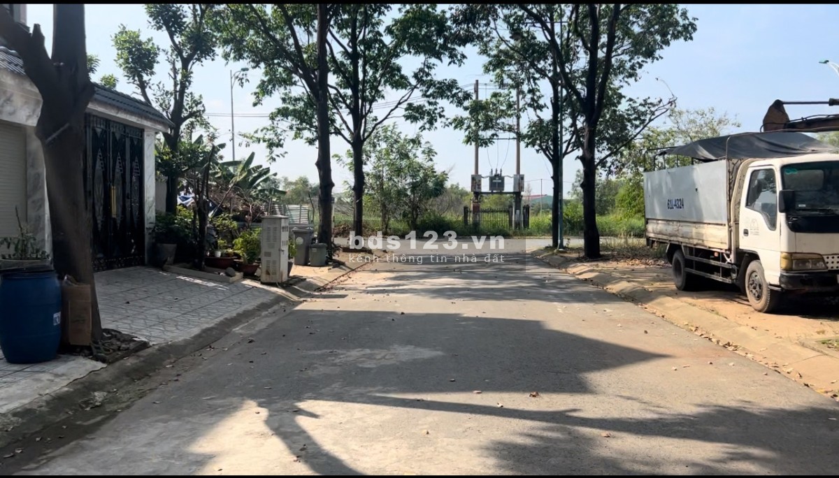 Cần bán 120m2 6x20m, full thổ cư, sổ hồng riêng, đường 8m, dân cư đông, gần ql 13, trường học, chợ.