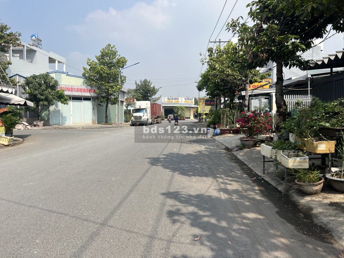 Cần bán 120m2 6x20m, full thổ cư, sổ hồng riêng, đường 8m, dân cư đông, gần ql 13, trường học, chợ.
