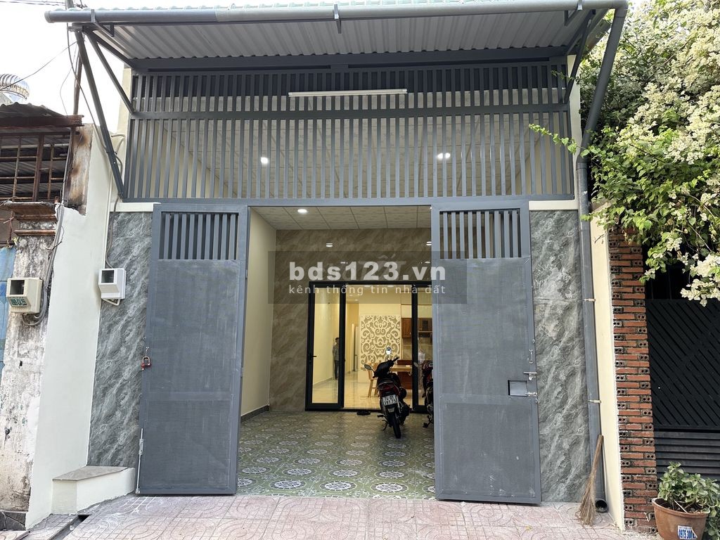 Nhà 130m2, 3pn 3wc, hẻm xe tải, mới sơn sửa đẹp. Thích hợp ở + làm văn phòng, kho chứa hàng