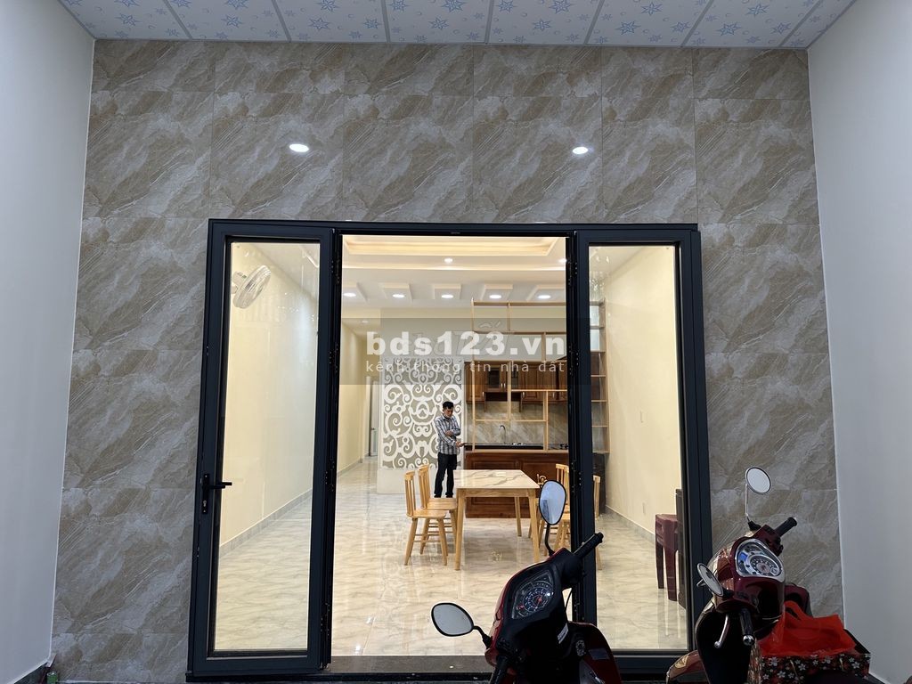 Nhà 130m2, 3pn 3wc, hẻm xe tải, mới sơn sửa đẹp. Thích hợp ở + làm văn phòng, kho chứa hàng