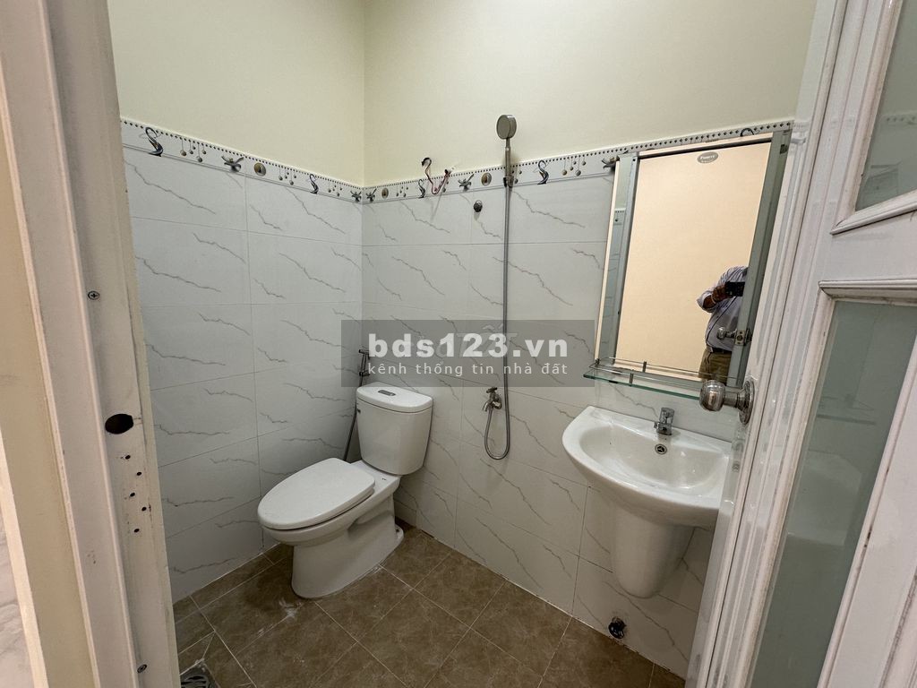 Nhà 130m2, 3pn 3wc, hẻm xe tải, mới sơn sửa đẹp. Thích hợp ở + làm văn phòng, kho chứa hàng