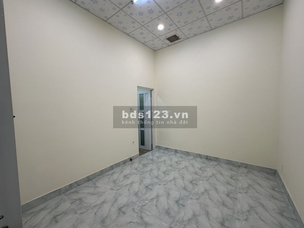 Nhà 130m2, 3pn 3wc, hẻm xe tải, mới sơn sửa đẹp. Thích hợp ở + làm văn phòng, kho chứa hàng
