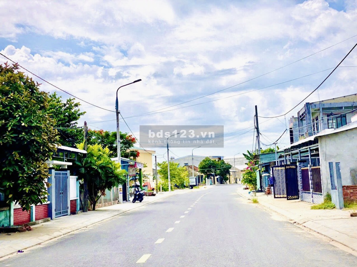 Biệt thự VIP tiền 11m ngay trung tâm phố chợ sầm uất bậc nhất Thị trấn