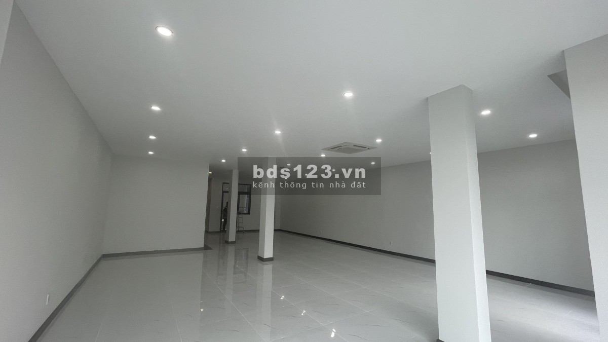 SỐC! Cho thuê tầng nhà phố 176m2 giá chỉ 10tr/tháng, có thang máy tại Vinhomes quận 9