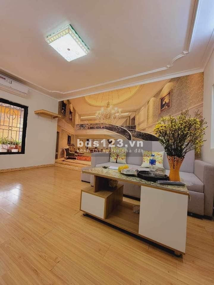 Bán căn hộ phố Quỳnh Mai, Hai Bà Trưng 70m, giá 2.3 tỷ.