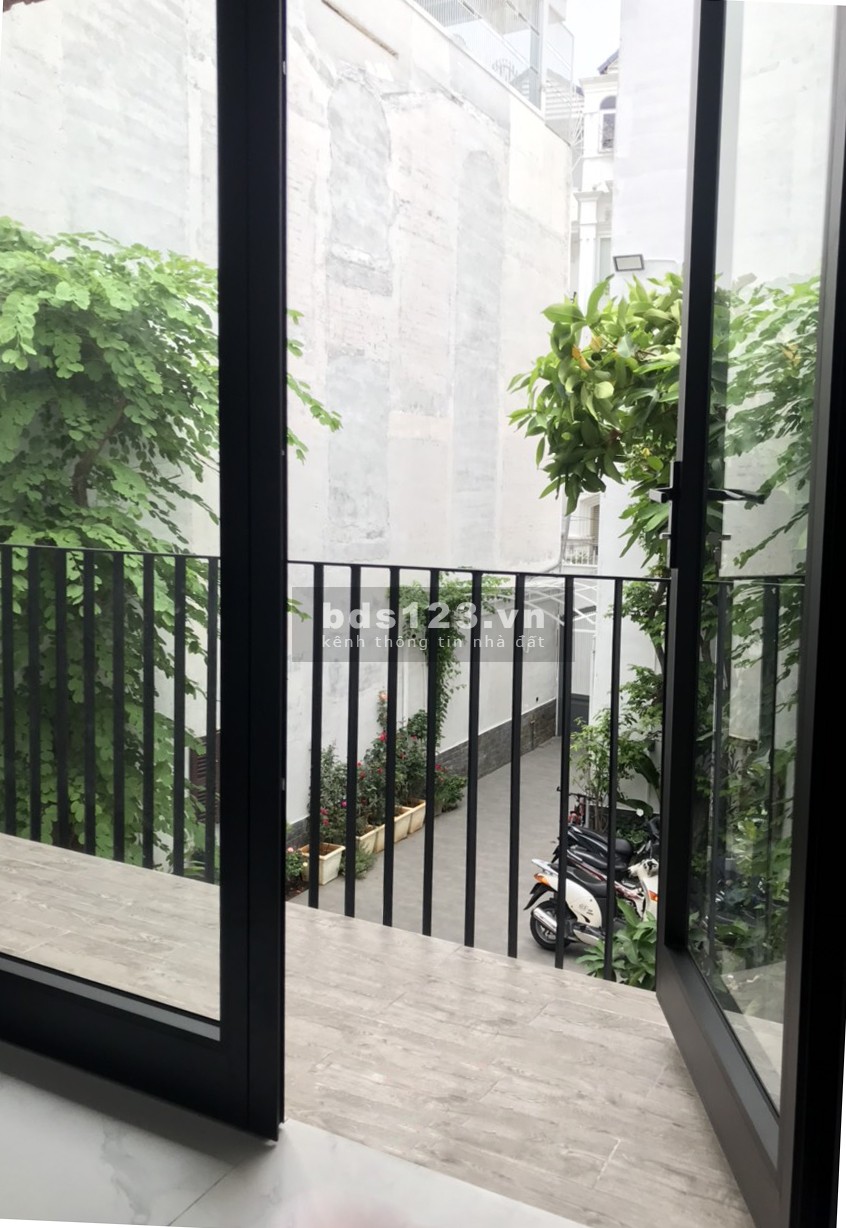 Có ban công, phòng rộng 25M2 - View đẹp