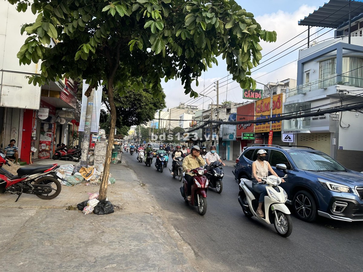 Cần cho thuê mặt bằng kinh doanh mặt tiền đường CMT8, Q10.