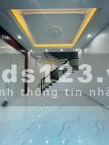 Nhà độc lập cách trung tâm Hành Chính Quận Kiến An chỉ vài trăm mét.