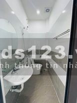 Nhà độc lập cách trung tâm Hành Chính Quận Kiến An chỉ vài trăm mét.